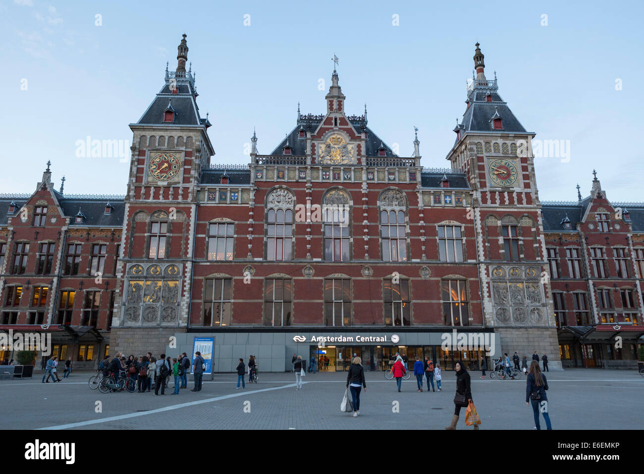 Hauptbahnhof von Amsterdam (Niederlande) am Abend Stockfoto