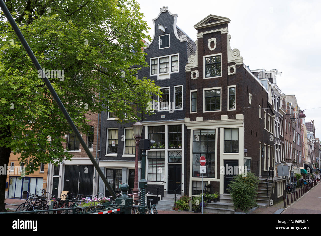 Blick auf historische Häuser im berühmten Stadtteil 'Jordaan' in Amsterdam in den Niederlanden. Stockfoto