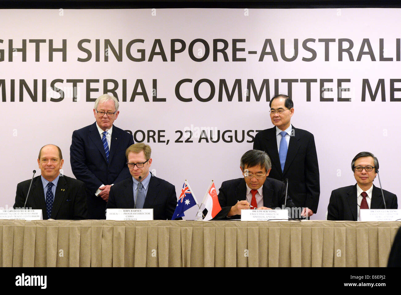 Singapur. 22. August 2014. Singapurs Minister für Handel und Industrie Lim Hng Kiang (R hinten) und Australiens Minister für Handel und Investitionen Andrew Robb (L hinten) besuchen die Unterzeichnungszeremonie im Ministerium für auswärtige Angelegenheiten in Singapur, 22. August 2014. Die A * Star SIMTech und CSIRO unterzeichneten ein Memorandum of Understanding während der 8. Singapur-Australien gemeinsamen Ausschuss Ministertagung hier am Freitag. Bildnachweis: Dann Chih Wey/Xinhua/Alamy Live News Stockfoto