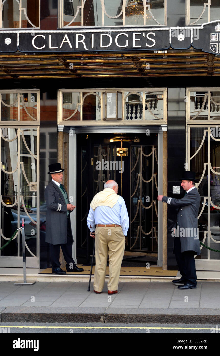 London, England, Vereinigtes Königreich. Das Claridge Hotel, Mayfair. Pförtner am Haupteingang auf Brook Street Stockfoto
