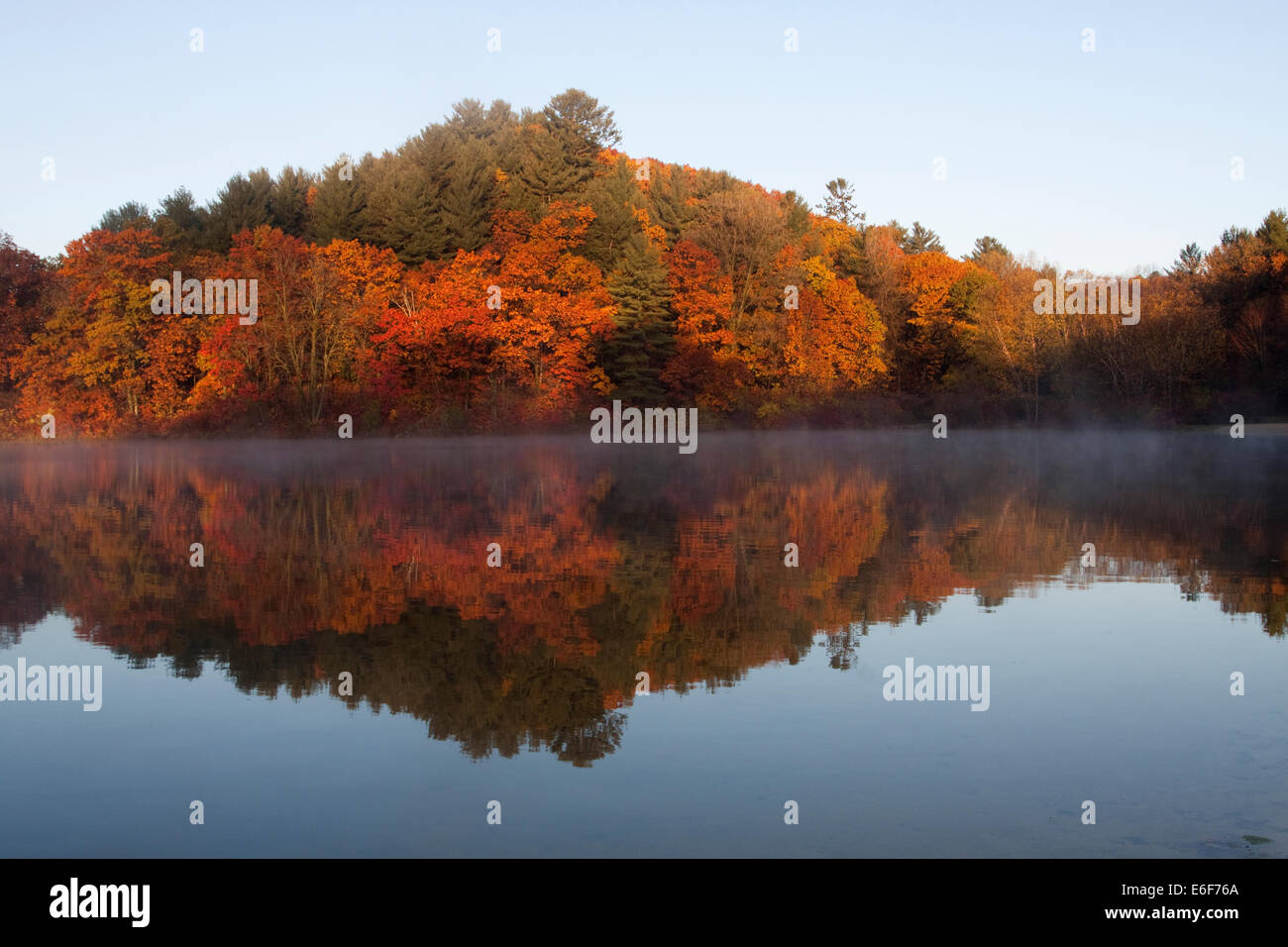 Herbst-Sonnenaufgang am Gouverneur Dodge State Park in Wisconsin Stockfoto