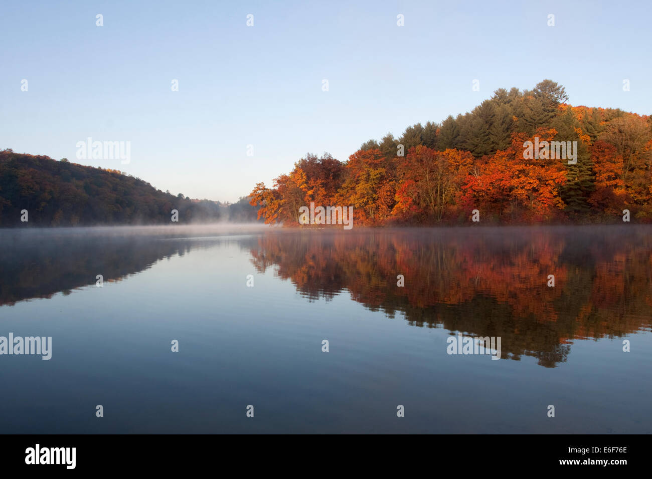 Herbst-Sonnenaufgang am Gouverneur Dodge State Park in Wisconsin Stockfoto