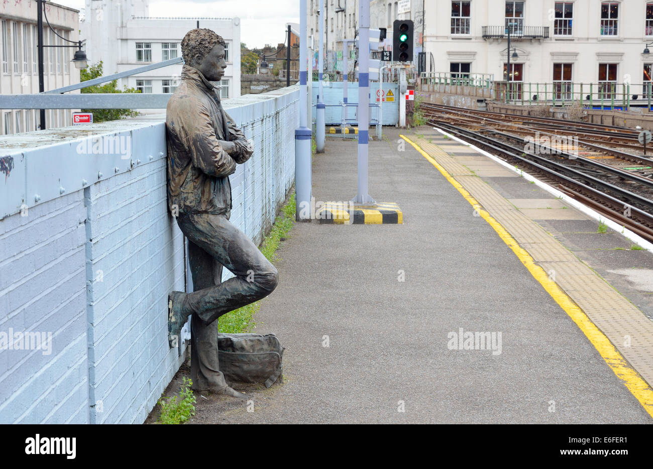 London, England, Vereinigtes Königreich. Menschliche Statue auf Brixton Station (1986; Kevin Atherton) enthüllte am 30. Juni 1986 von Sir Hugh Casson Stockfoto