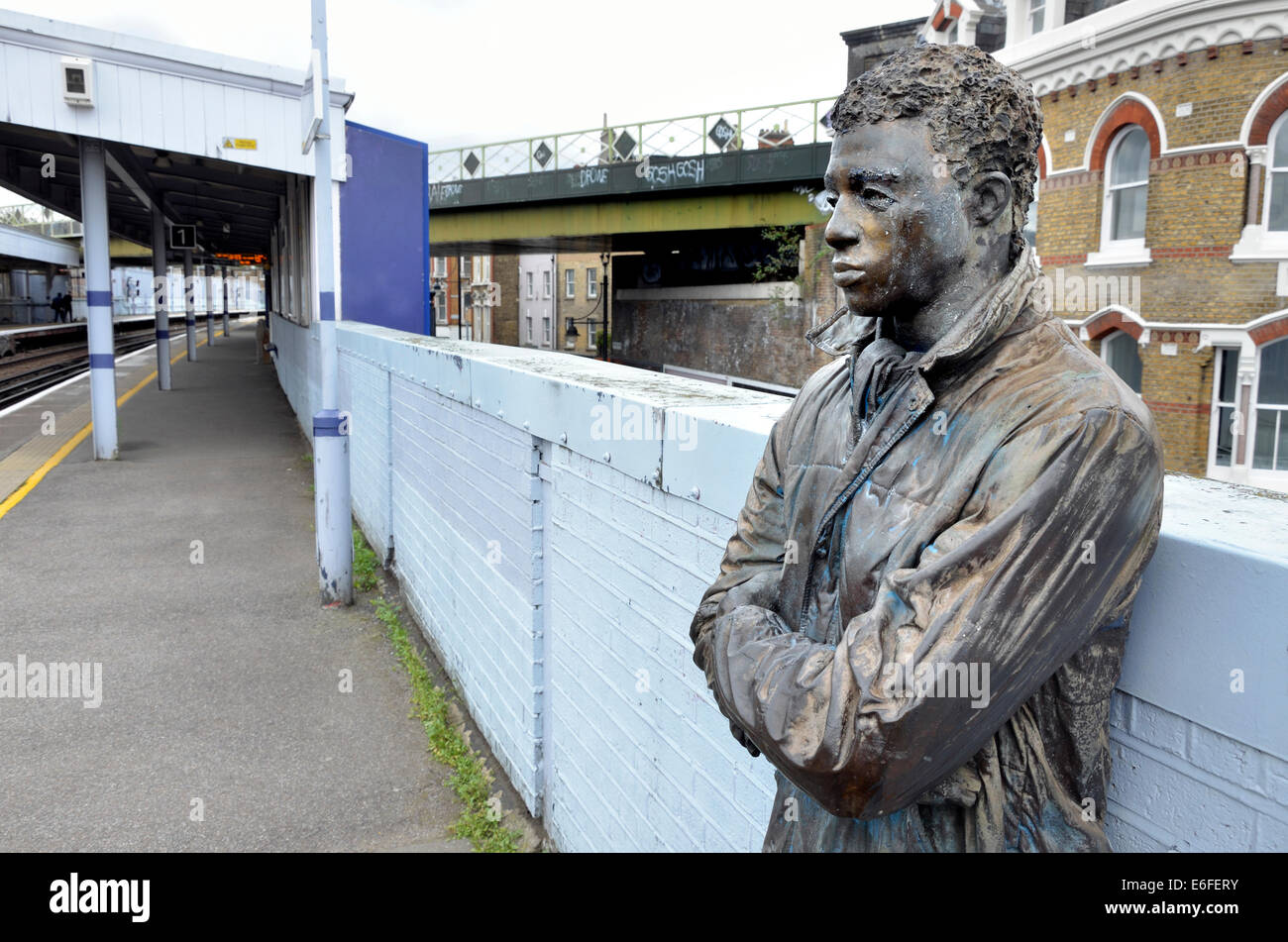 London, England, Vereinigtes Königreich. Menschliche Statue auf Brixton Station (1986; Kevin Atherton) enthüllte am 30. Juni 1986 von Sir Hugh Casson Stockfoto