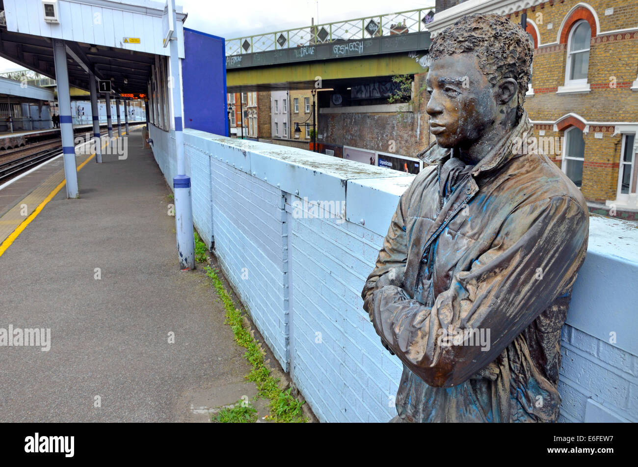 London, England, Vereinigtes Königreich. Menschliche Statue auf Brixton Station (1986; Kevin Atherton) enthüllte am 30. Juni 1986 von Sir Hugh Casson Stockfoto