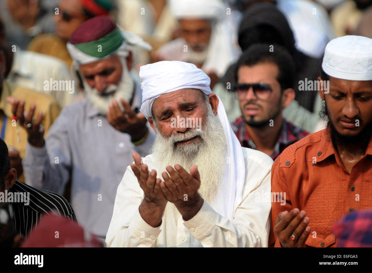 Islamabad, Pakistan. 22. August 2014. Unterstützer des pakistanischen Anti-Regierungs-Führers Tahir-Ul-Qadri beten während einer Gemeinschaftsgebete Freitag bei einem Protest gegen die Regierung-Site vor dem Parlament in Islamabad, der Hauptstadt von Pakistan, 22. August 2014 statt. Bildnachweis: Ahmad Kamal/Xinhua/Alamy Live-Nachrichten Stockfoto