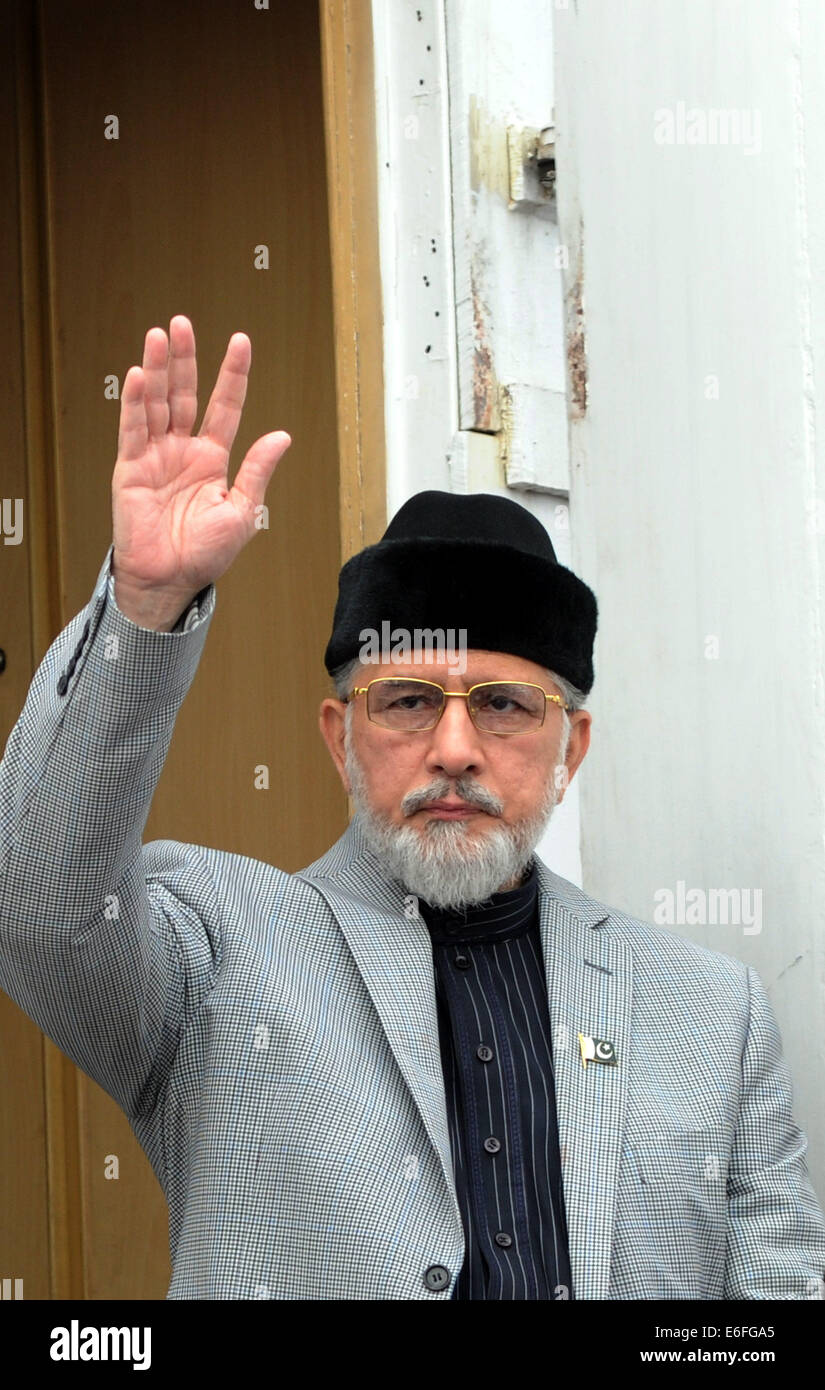 Islamabad, Pakistan. 22. August 2014. Pakistanischer Anti-Regierungs-Führer Tahir-Ul-Qadri winkt Unterstützer wie er für Freitag Gemeinschaftsgebete statt bei einem Protest gegen die Regierung-Site vor dem Parlament in Islamabad, der Hauptstadt von Pakistan, 22. August 2014 ankommt. Bildnachweis: Ahmad Kamal/Xinhua/Alamy Live-Nachrichten Stockfoto