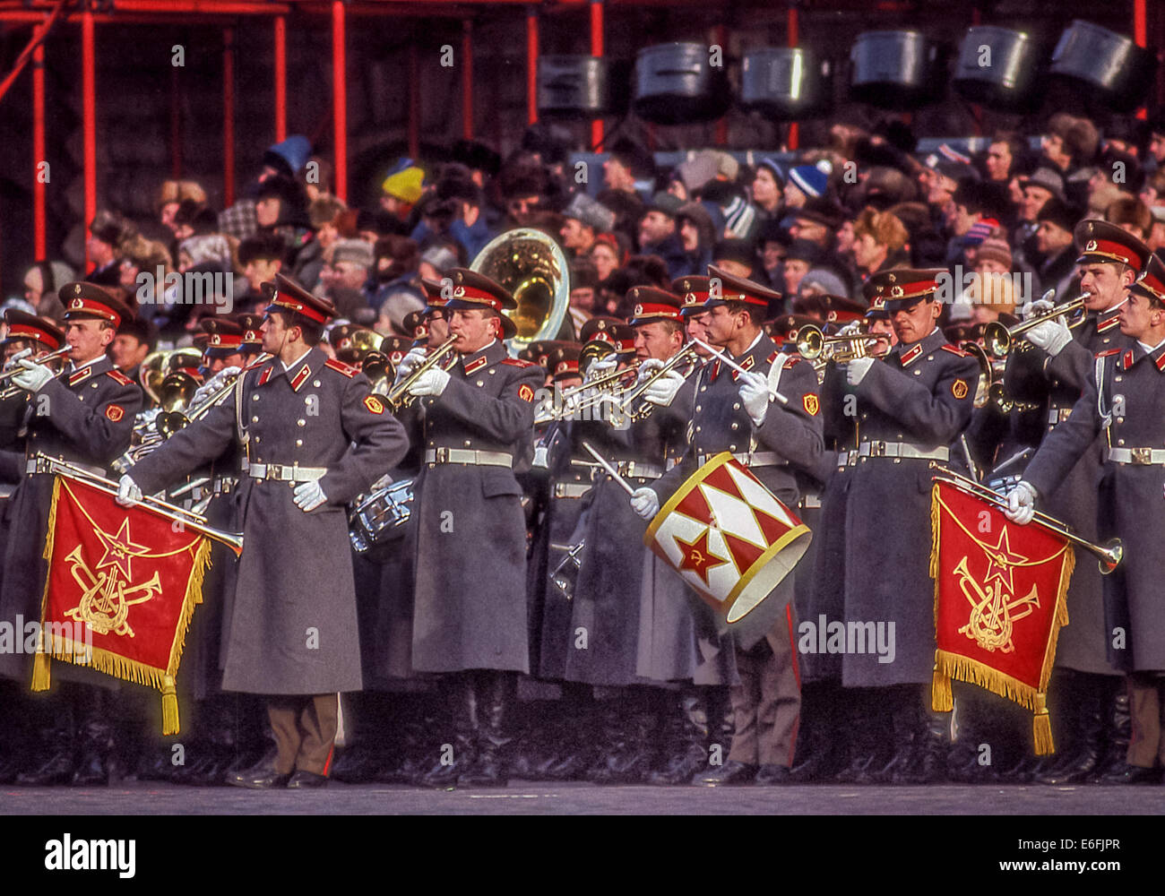 Moskau, Russland. 7. November 1987. Eine sowjetische Militärkapelle in roten Platz in Moskau während einer massiven Parade zum 70. Jubiläum der bolschewistischen Revolution von 1917. © Arnold Drapkin/ZUMA Draht/Alamy Live-Nachrichten Stockfoto