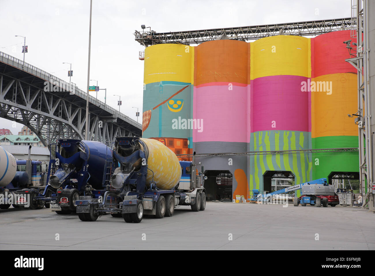 Riesigen industriellen Silos vom brasilianischen Künstler Brothers Os Gemeos auf Vancouver Granville Island Stockfoto