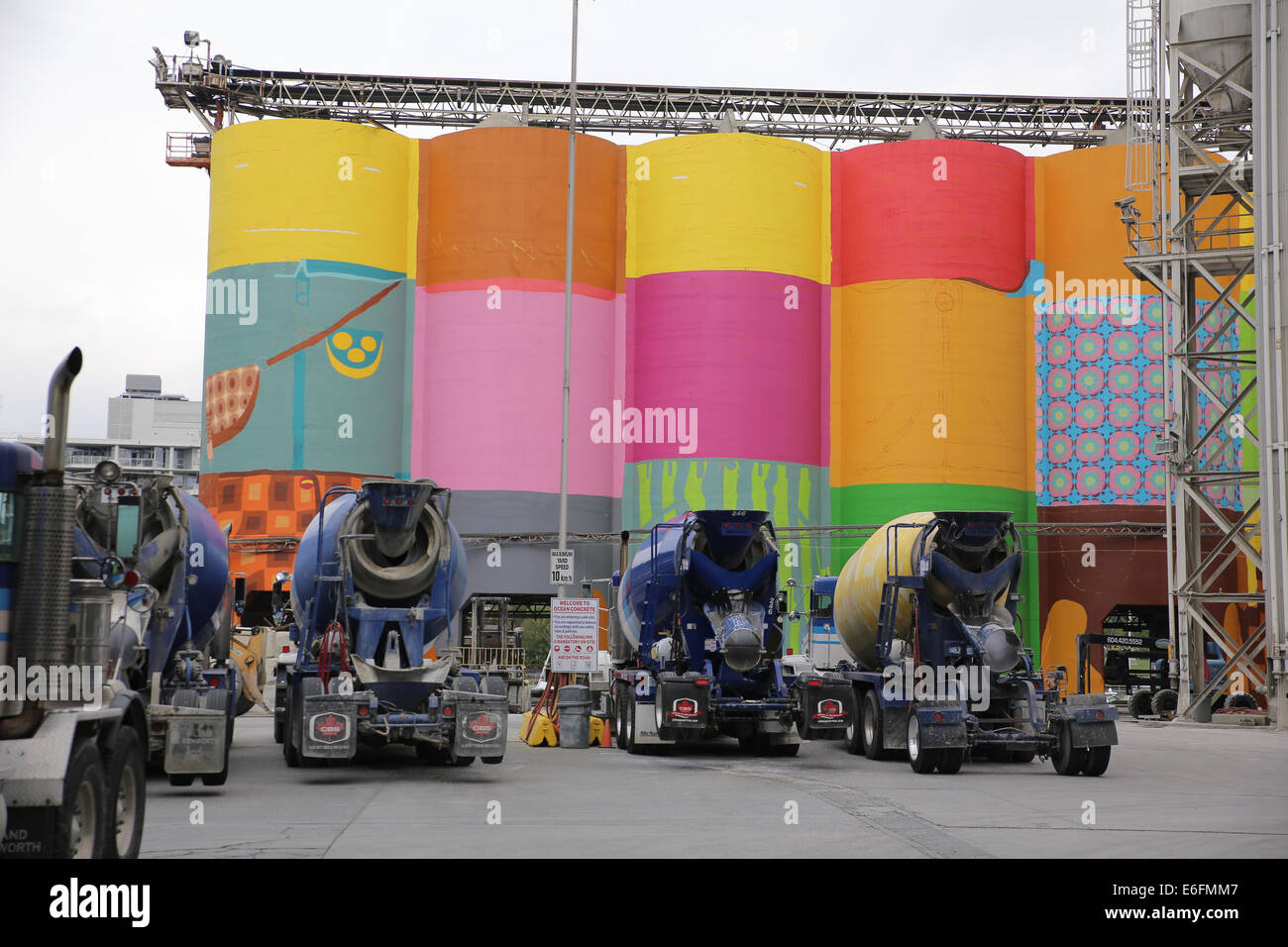 Riesigen industriellen Silos vom brasilianischen Künstler Brothers Os Gemeos auf Vancouver Granville Island Stockfoto