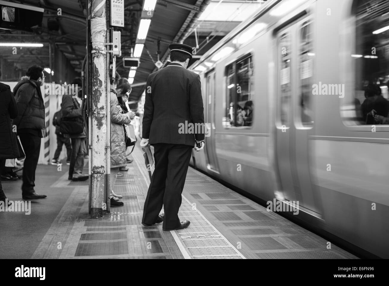 Wache auf Bahnsteig in Shinbashi JR-Bahnhof, Tokio Stockfoto