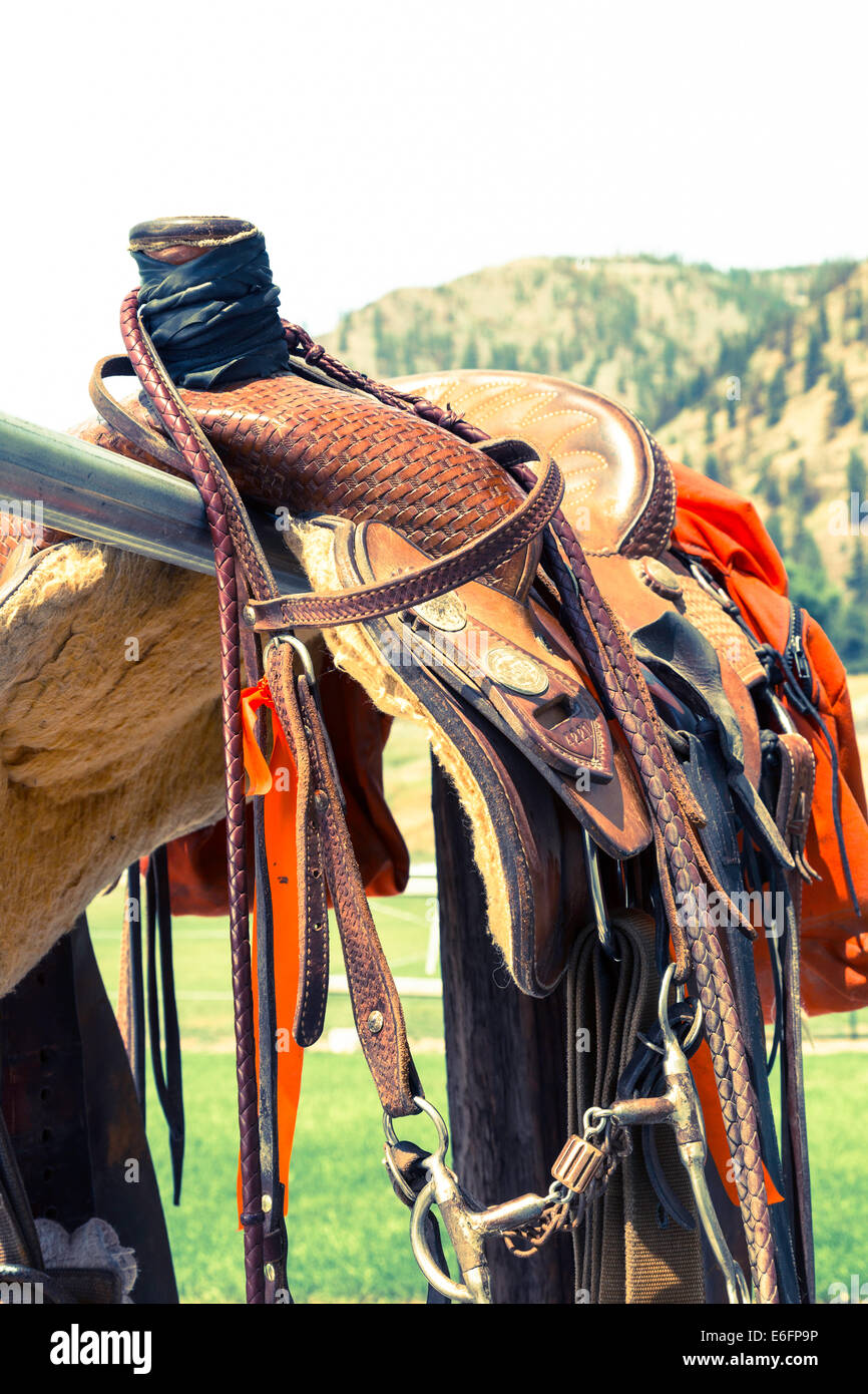 Tooled Ledersattel auf Hitching Post, Montana Stockfoto