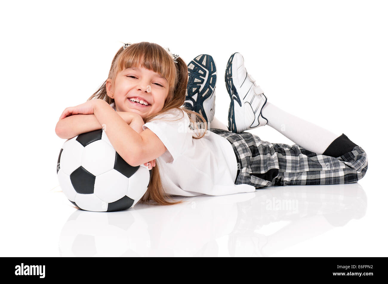 Kleines Mädchen mit Fußball Stockfoto