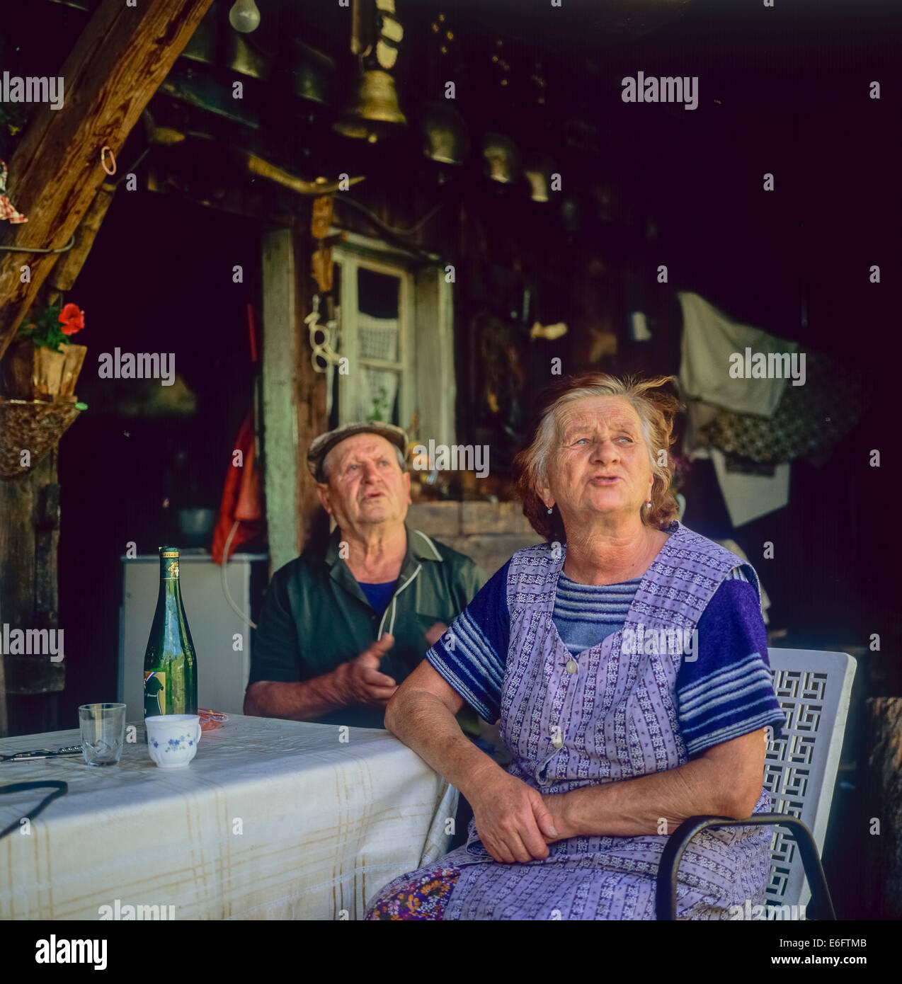 Paar alte Bergbauern sitzen vor ihrem Chalet Savoy französische Alpen Frankreich Stockfoto