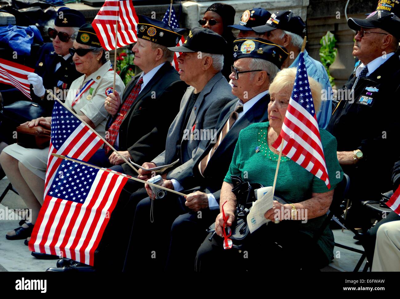 NYC: Veteranen und Familien mit amerikanischen Flaggen auf der 2009 Memorial Day Services bei Soldiers and Sailors Monument Stockfoto