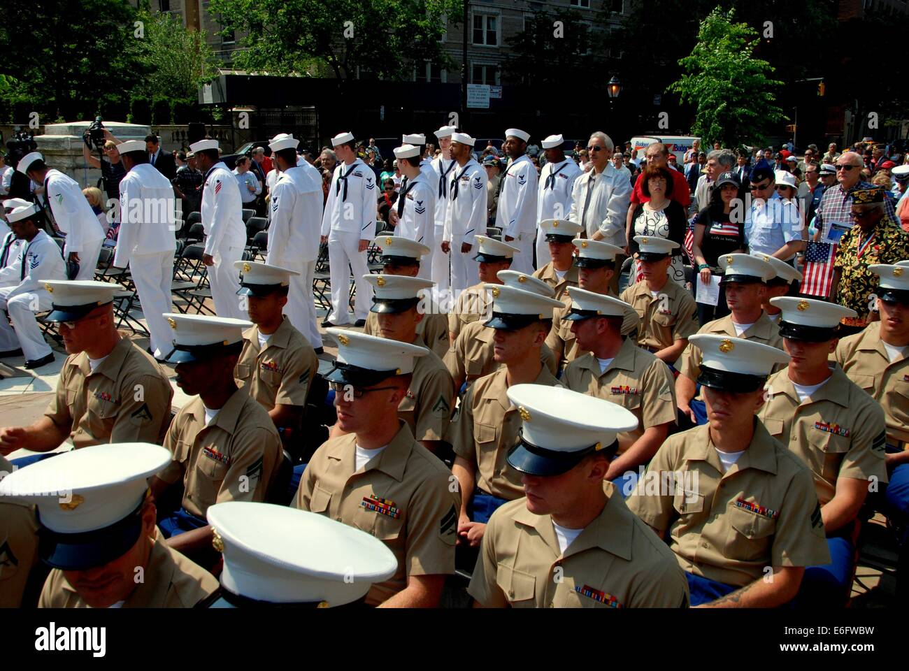 New York: U.S.Marines und Segler bei den 2009 Volkstrauertag Zeremonien am Soldiers and Sailors' Monument auf den Riverside Drive Stockfoto