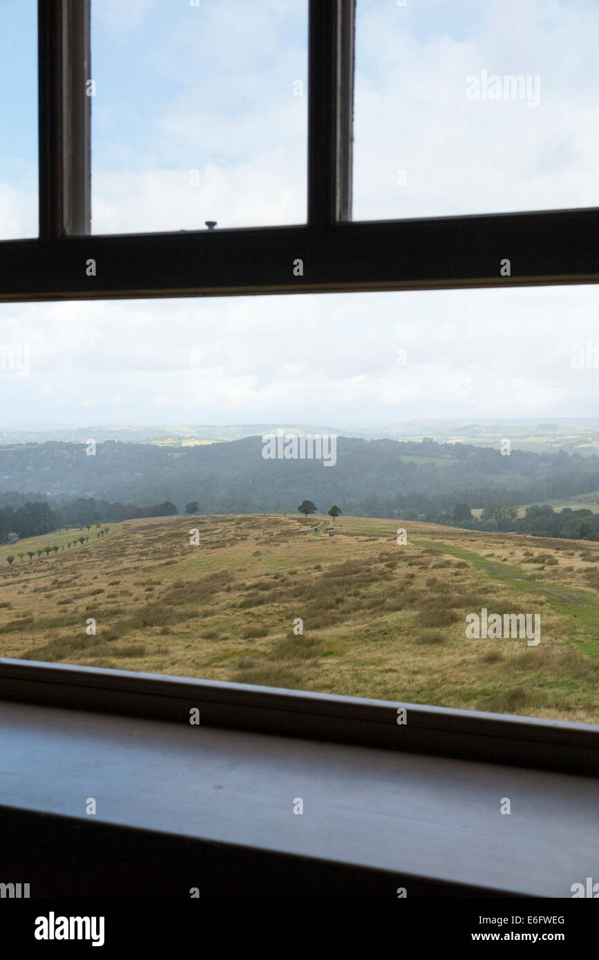 Ansicht der Mauren aus durch ein Fenster der Lyme Cage, Lyme Park, Cheshire gesehen. UK. (70) Stockfoto