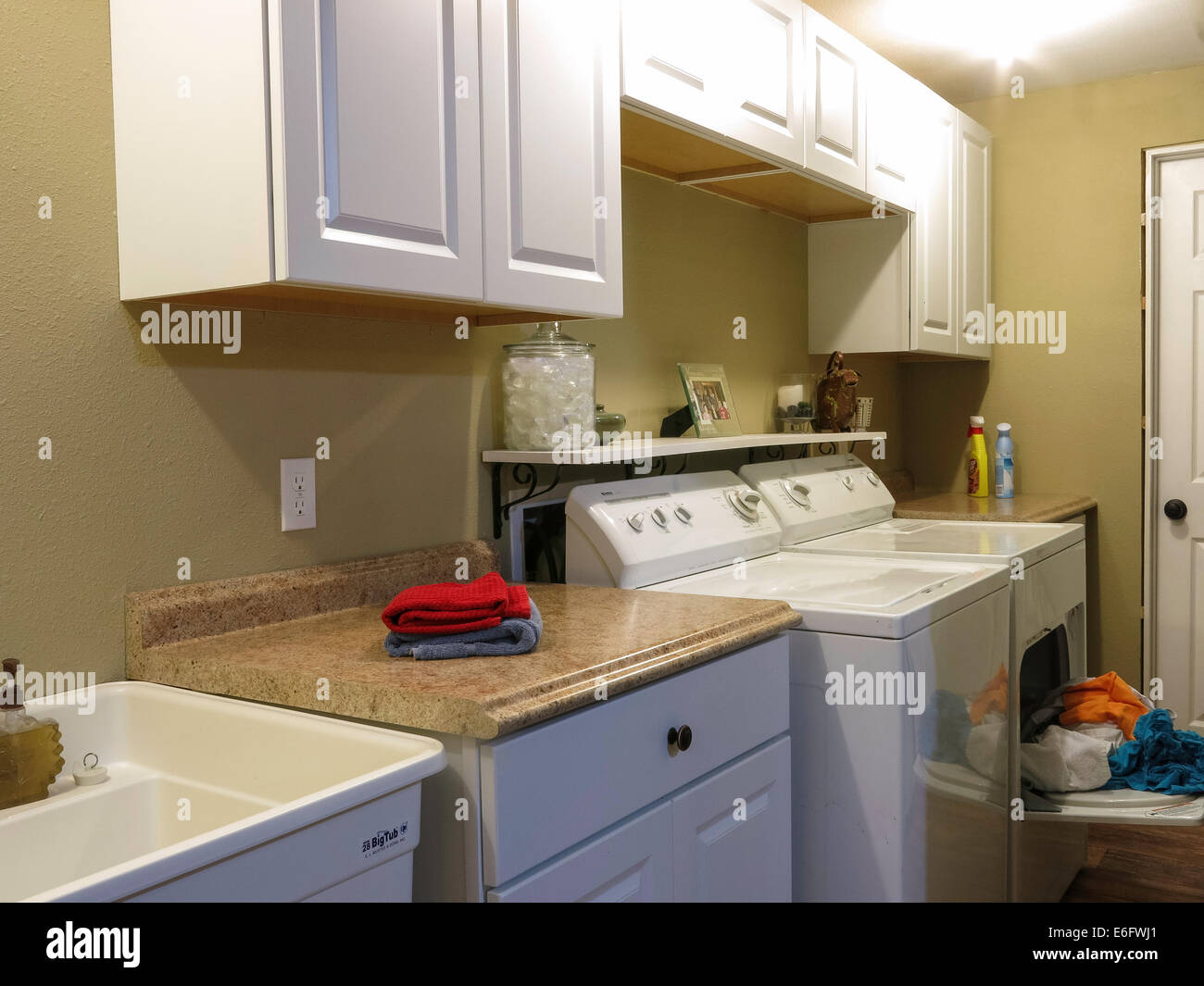 Sauber und ordentlich Wäsche Zimmer, Wohnheim, USA Stockfoto