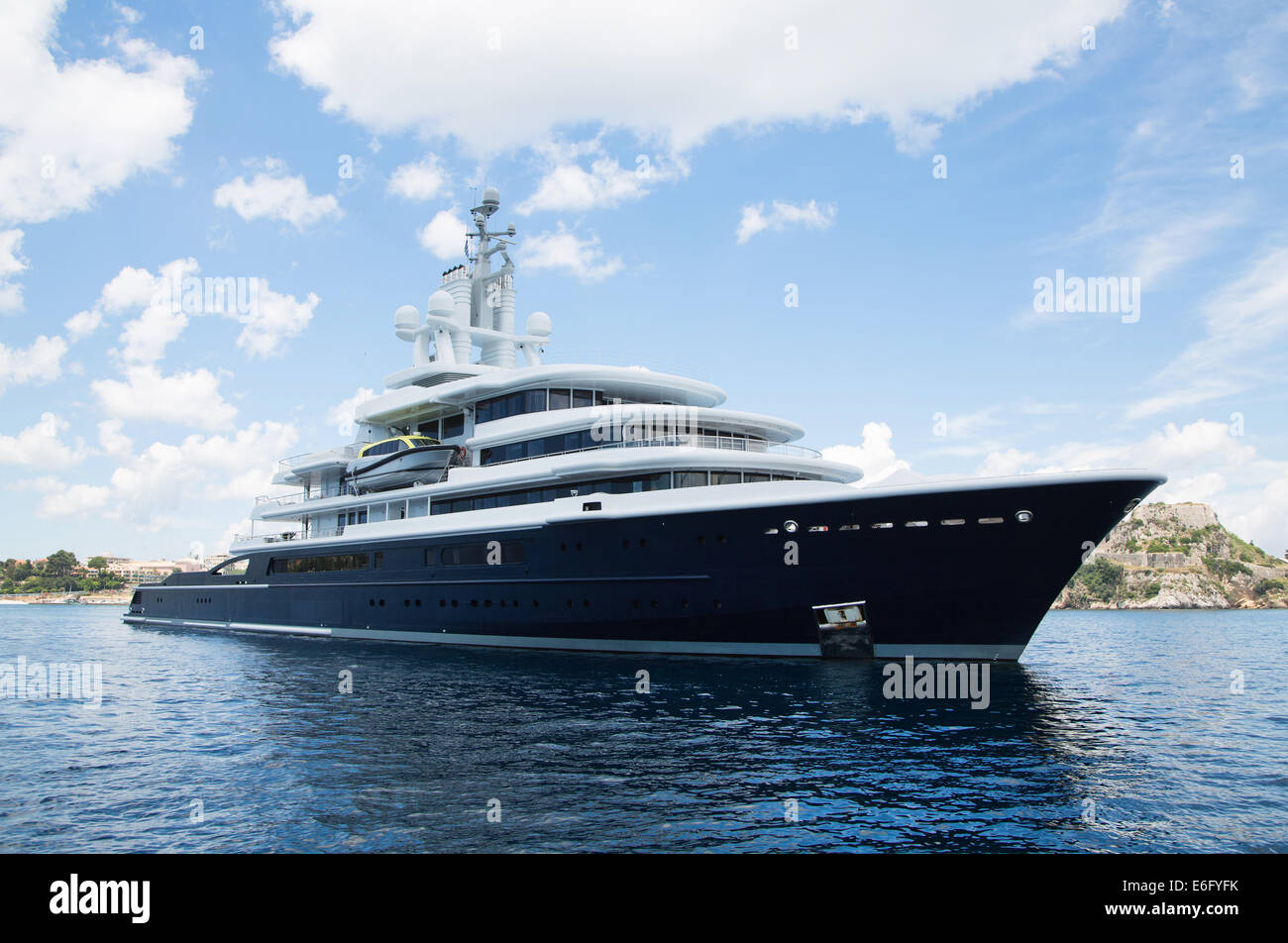 Gigantisch groß und große Luxus Megayacht mit Hubschrauber Landeplatz auf dem blauen Meer. Investitionen für Millionäre. Stockfoto