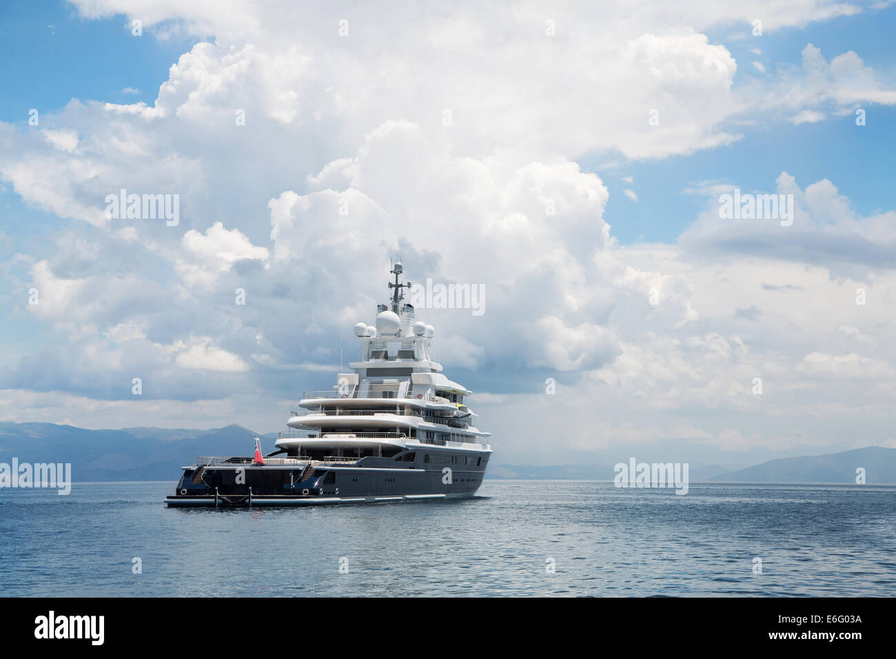 Gigantisch groß und große Luxus Megayacht mit Hubschrauber Landeplatz auf dem blauen Meer. Investitionen für Millionäre. Stockfoto