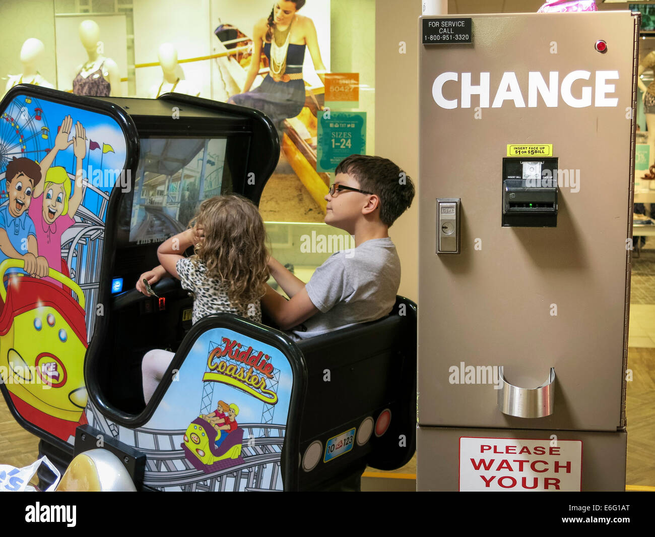 Kinder freuen sich über Arcade fahren im Einkaufszentrum, USA Stockfoto