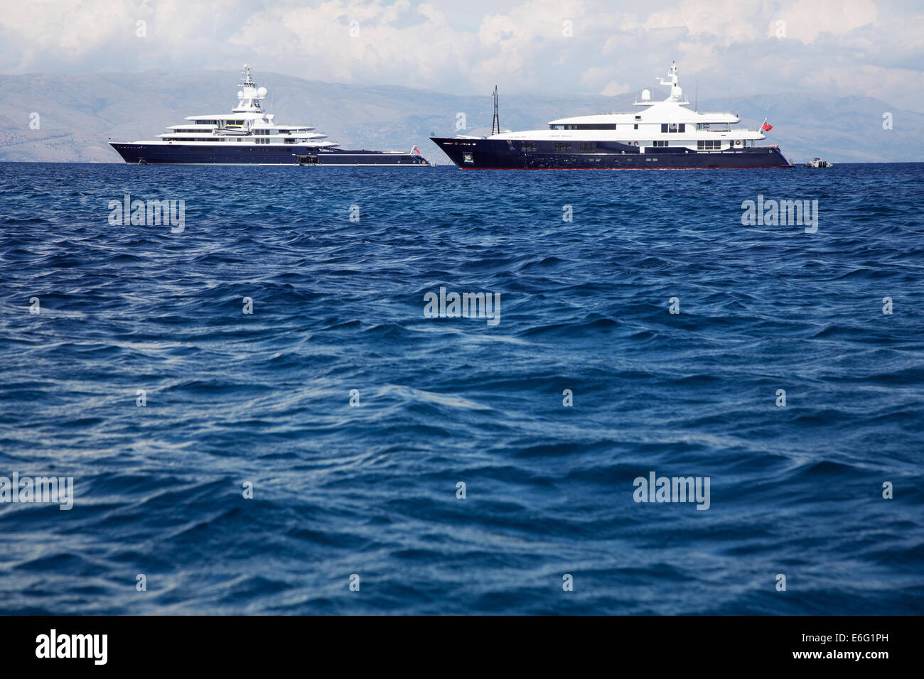Gigantisch groß und große Luxus-yacht mit Segelboot und Helikopter Landeplatz an Bord. Anlagekonzept für Millionäre. Stockfoto