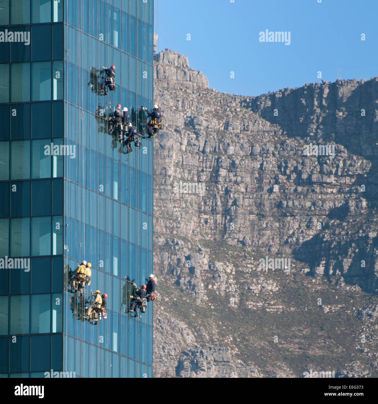 Fensterputzer bei der Arbeit an einem Bürogebäude Kapstadt Stockfoto