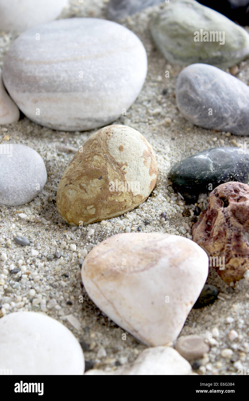 Meer-Steinen-Sammlung auf Sand Hintergrund, Tageslicht Stockfoto
