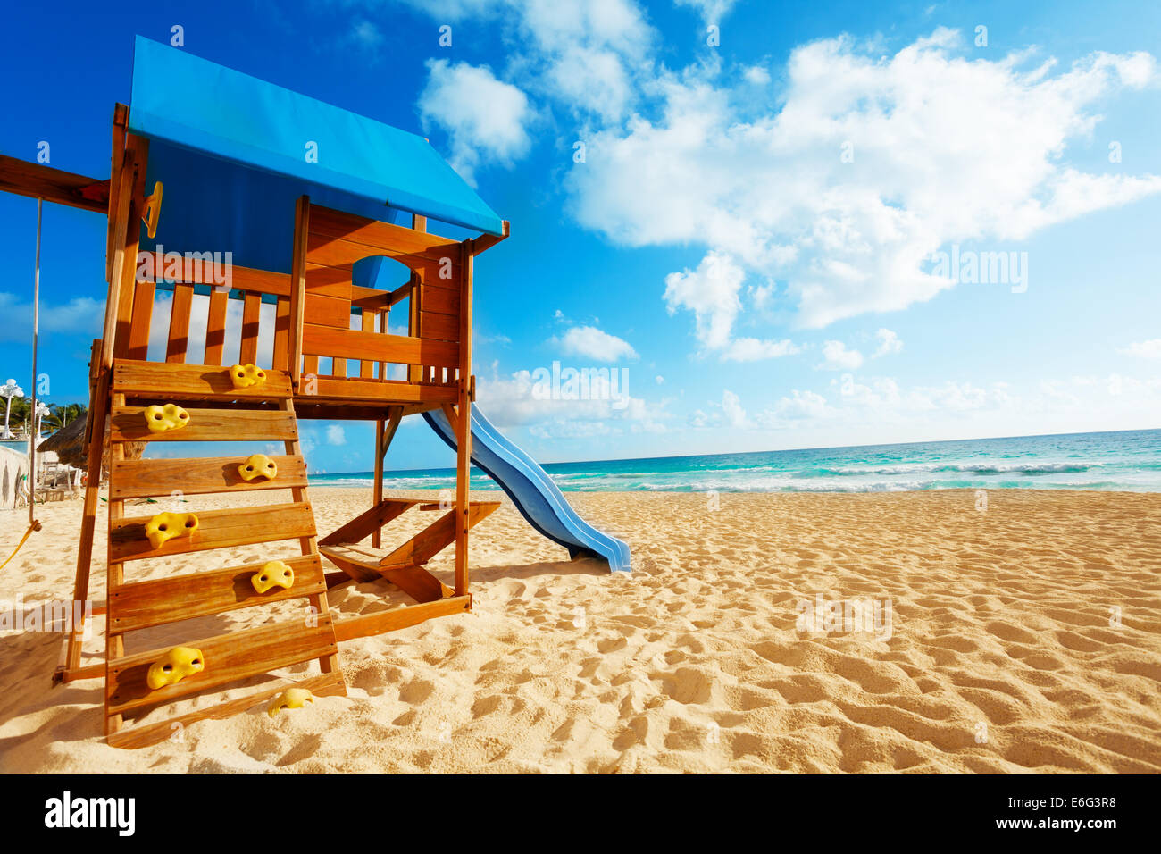 Spielplatz Haus am Sandstrand in der Nähe von Meer Stockfoto