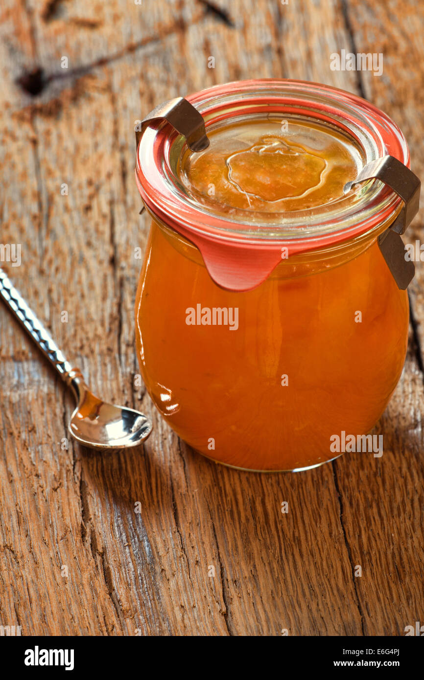 Hausgemachte Melone Marmelade in einem konservierenden Glas mit einem Löffel auf alten Holztisch Stockfoto