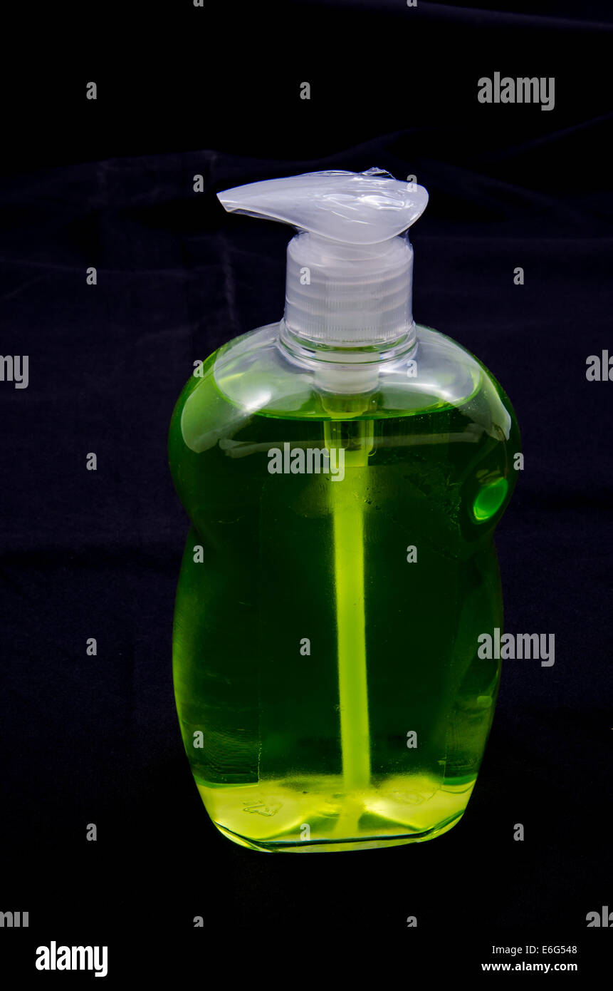 grüne Flasche auf schwarzem Hintergrund Stockfoto