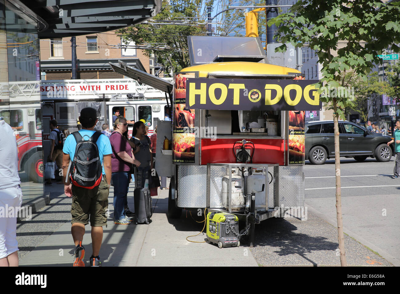 Menschen bestellen Streetfood Hot Dog Verkäufer Vancouver Stockfoto