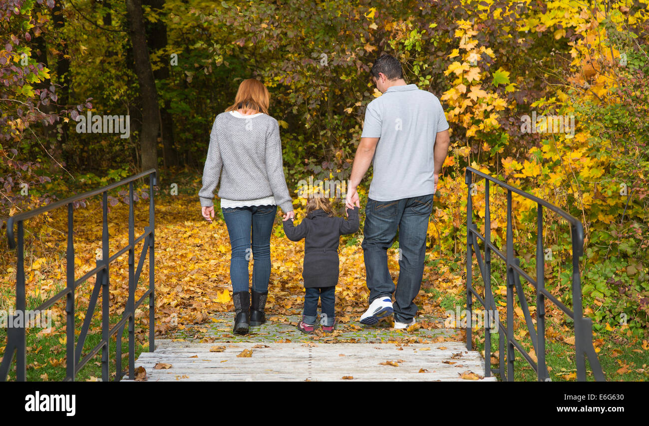 Glückliche junge Familie im Herbst machen eine Wanderung in der Natur. Stockfoto