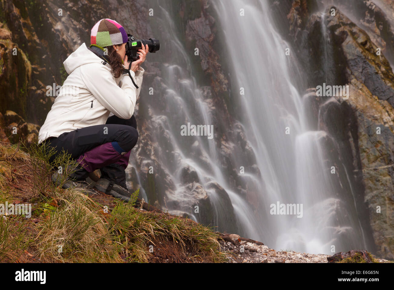Fotograf in Taballon Wasserfall. Tarna. Redes Naturpark. Provinz Asturien. Spanien. Europa Stockfoto