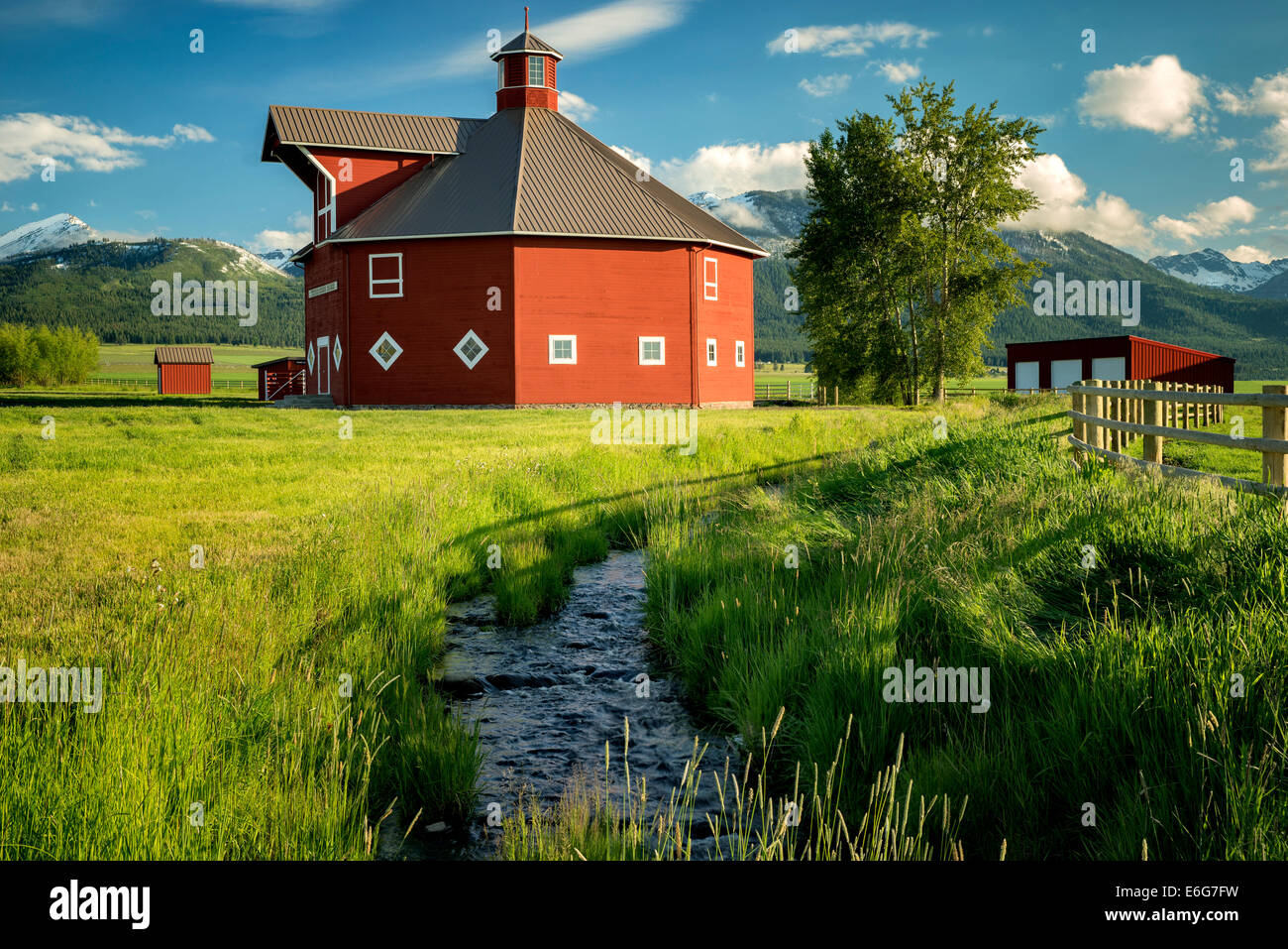 Triple Creek Scheune und Stream. Joseph, Oregon Stockfoto