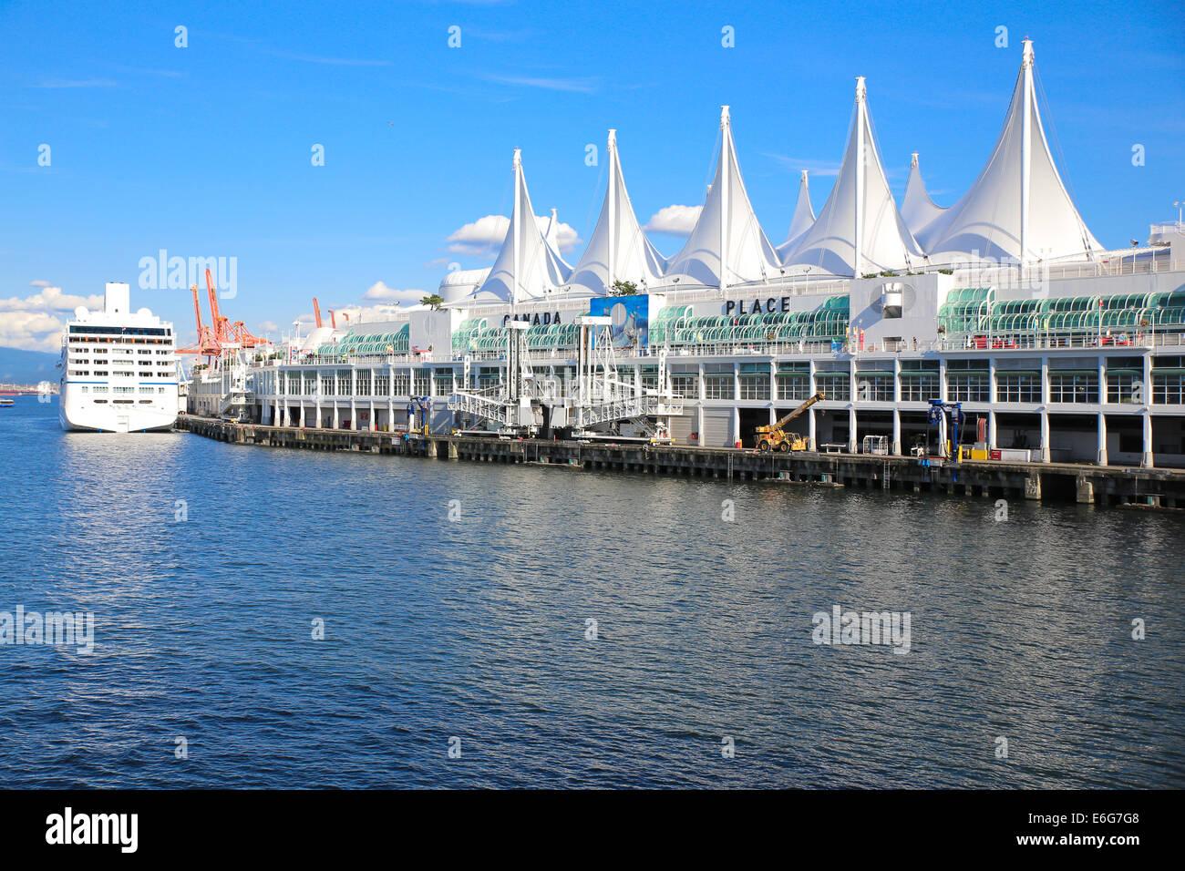 Canada Place ist ein Gebäude an der Burrard Inlet Uferpromenade von Vancouver, Britisch-Kolumbien. Stockfoto