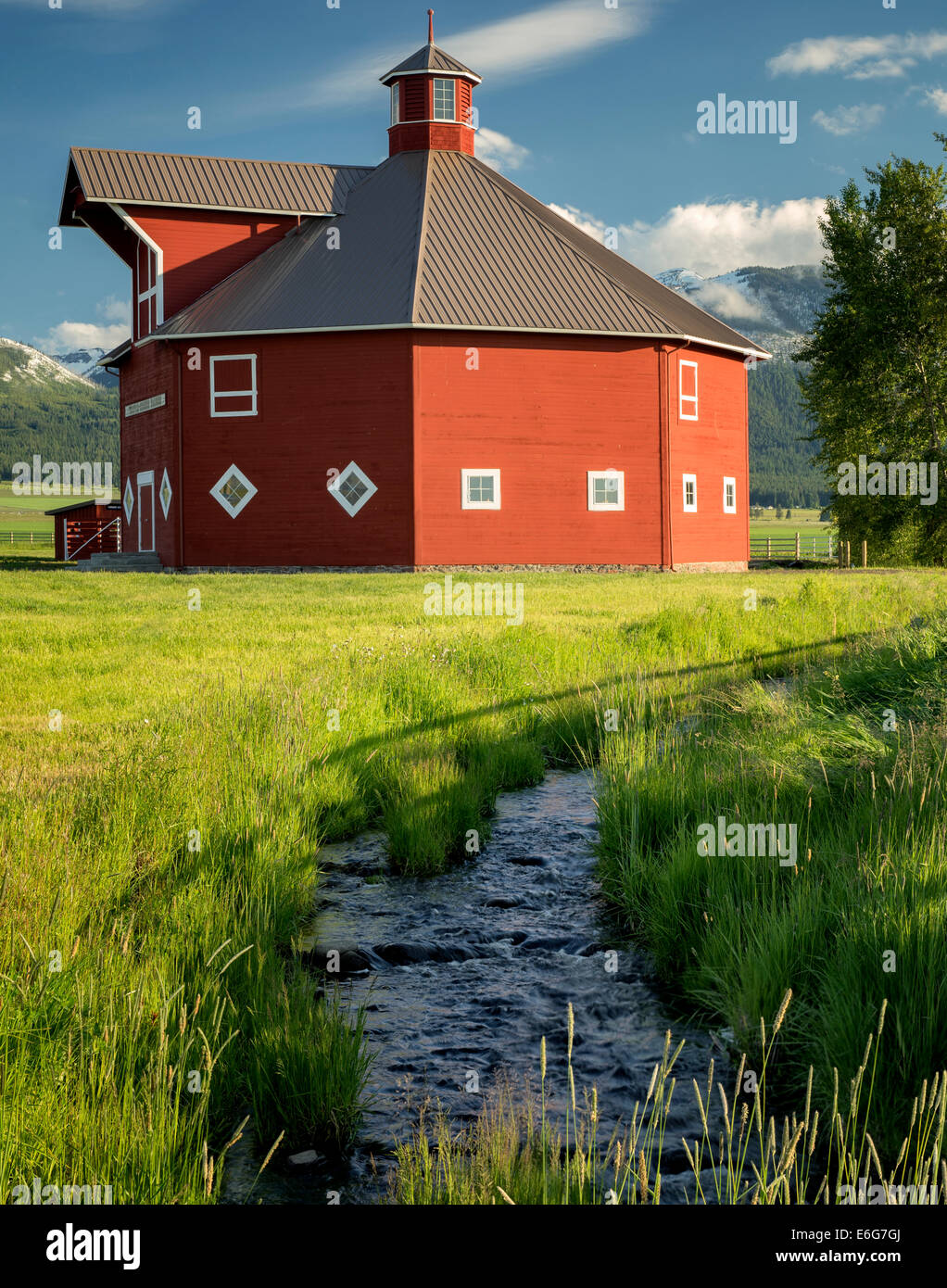 Triple Creek Scheune und Stream. Joseph, Oregon Stockfoto