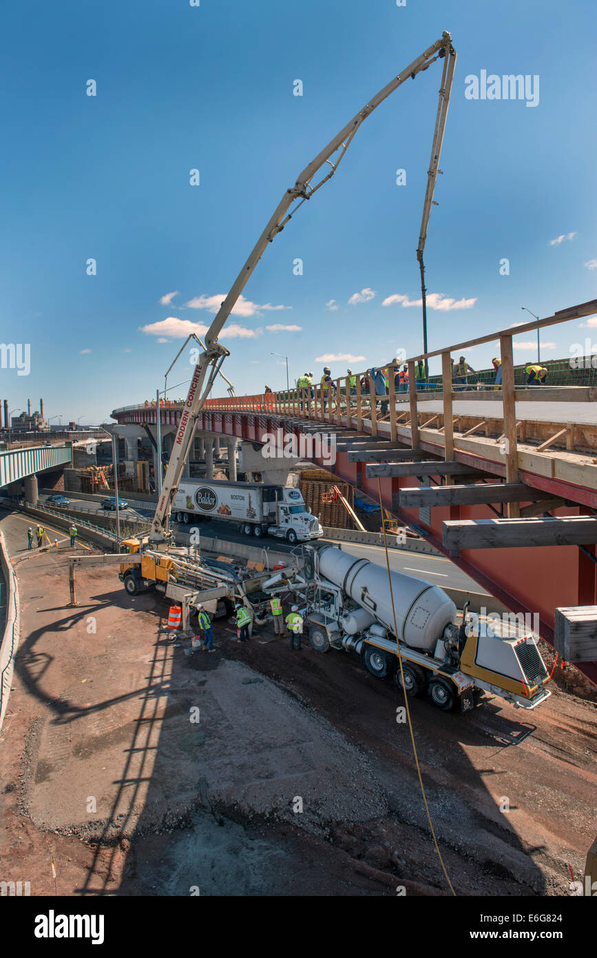 Arbeiter Gießen von Beton für neue Autobahn-Überführung auf i-95 Hafenprojekt überqueren. Stockfoto