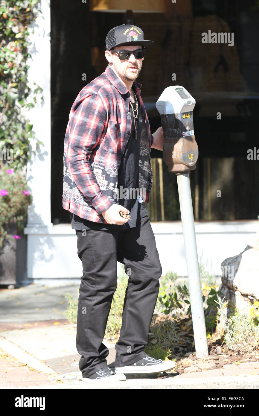 Benji und Joel Madden und ein Freund unterwegs auf Melrose Ort West Hollywood mit: Joel Madden wo: Los Angeles, California, Vereinigte Staaten von Amerika bei: 14. Februar 2014 Stockfoto