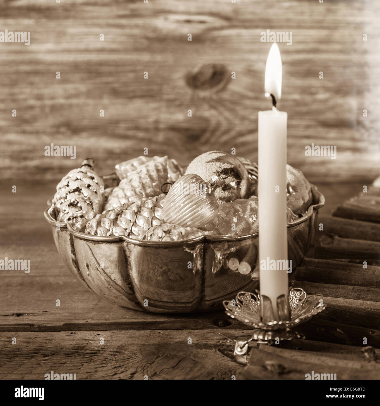 Vintage oder shabby chic Weihnachten Hintergrund mit einem brennenden Kerzen in Gold und Silber. Stockfoto