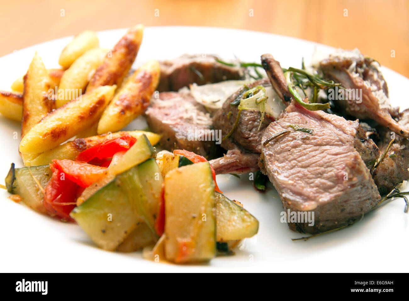 Lamm-Racks mit Finger-Nudeln und Gemüse Stockfotografie - Alamy Lamm-Racks mit Finger-Nudeln und Gemüse Stockfotografie - Alamy