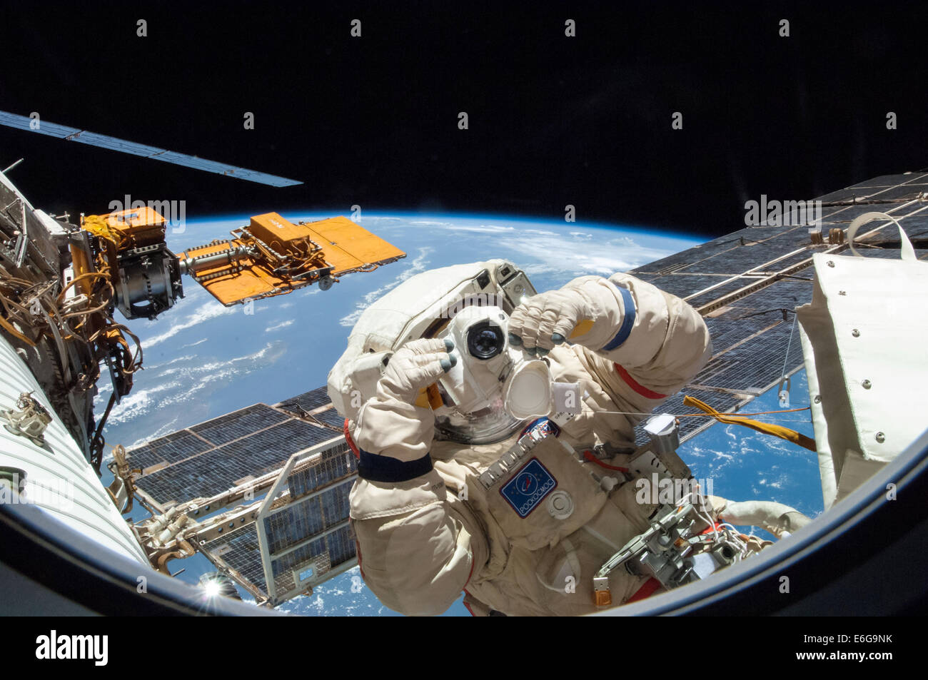 Russische Kosmonauten Alexander Skvortsov mit der Besatzung der internationalen Raumstation ISS-Expedition 40 nimmt ein Foto während einer fünf Stunden, 11 Minuten Weltraumspaziergang 18. August 2014 in der Erdumlaufbahn. Stockfoto