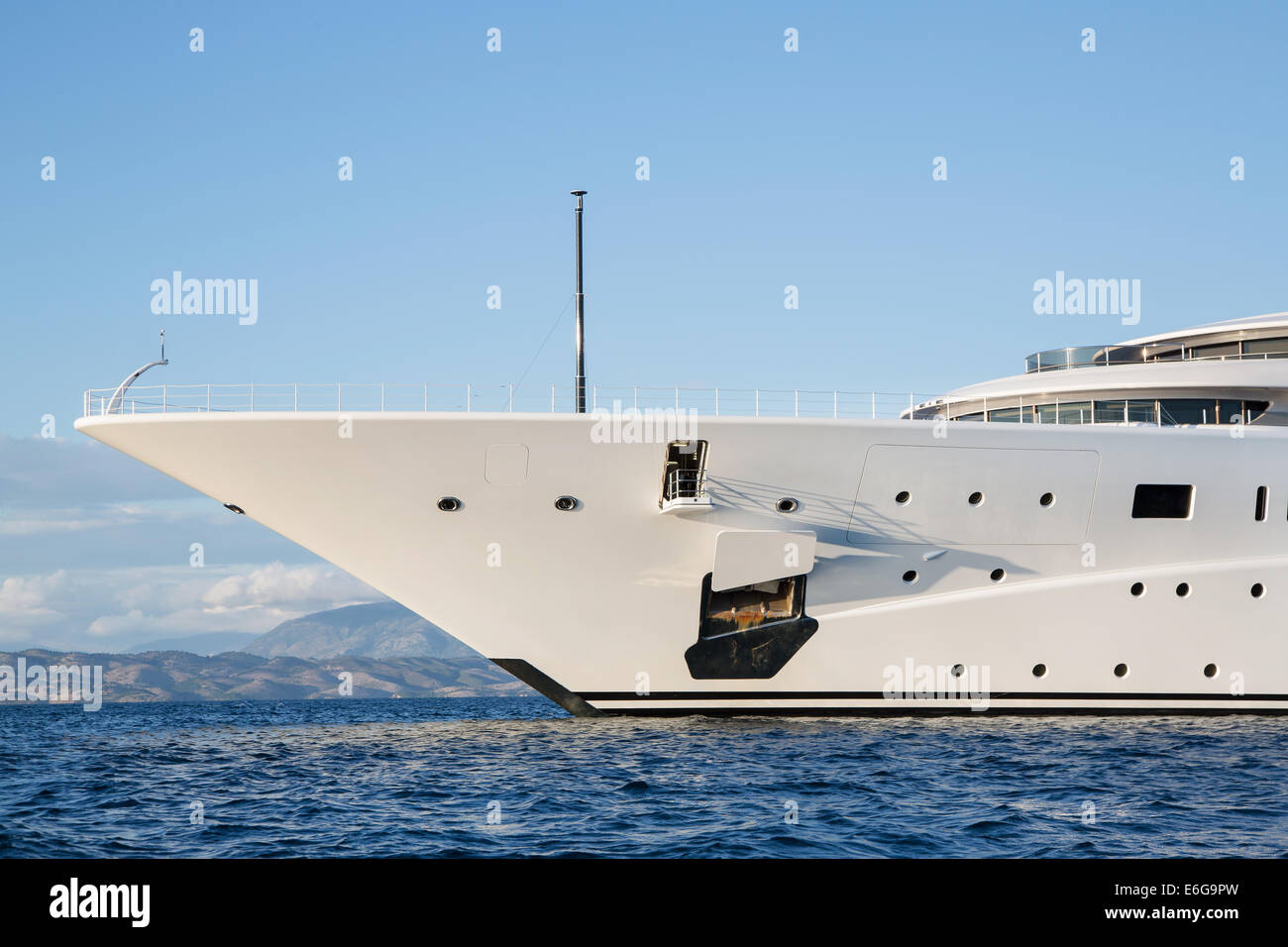 Gigantisch groß und groß Luxus Mega oder Super-Motoryacht auf den blauen Ozean. Stockfoto