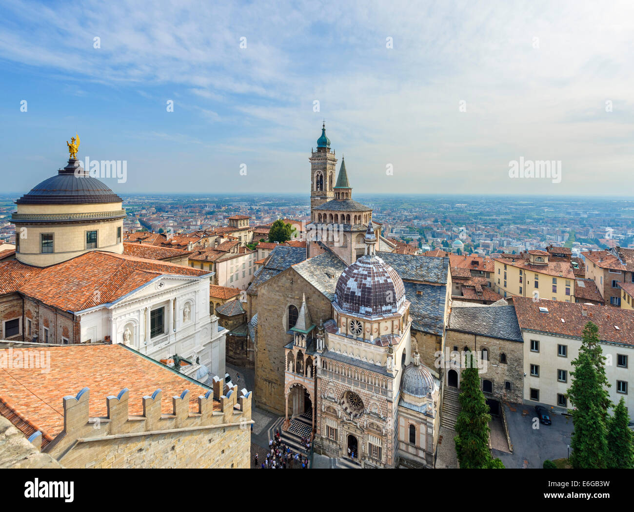 Blick vom Gemeindeturm mit Dom nach links und Cappella Colleoni/Basilica di Santa Maria Maggiore nach rechts, Bergamo, Lombardei, Italien Stockfoto