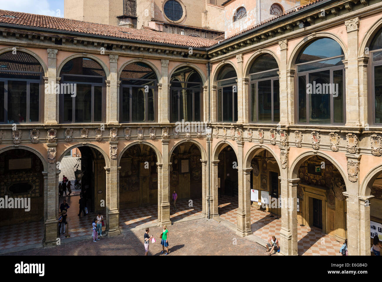 Innenhof des Archiginnasio, ehemals Teil der Universität von Bologna und jetzt Stadtbibliothek, Bologna, Emilia Romagna, Italien Stockfoto