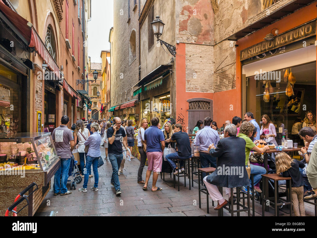 Geschäfte und Café auf über Pescherie Vecchie im historischen Quadrilatero Markt Bezirk, Bologna, Emilia Romagna, Italien Stockfoto