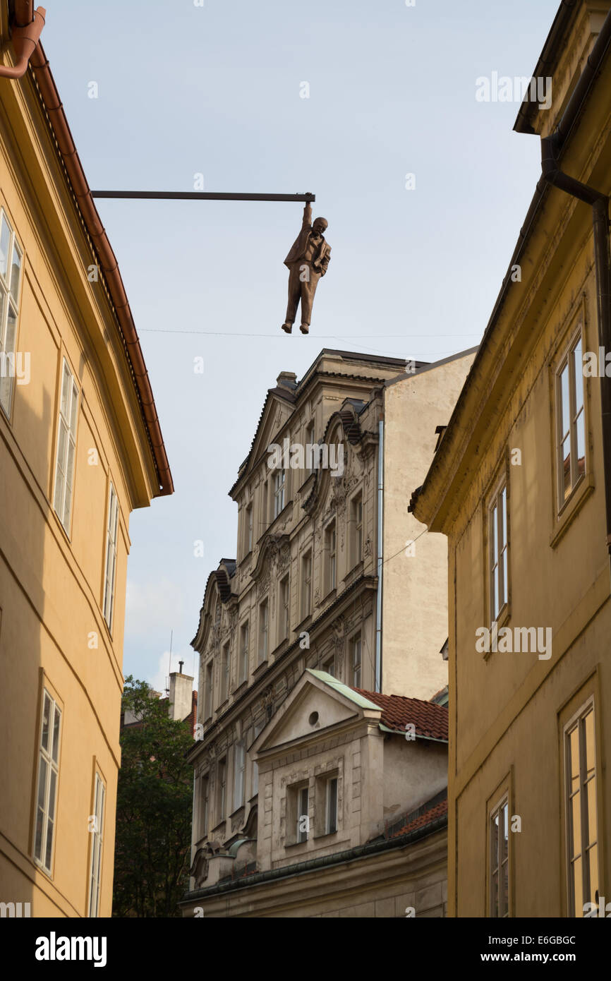 Der Mann hängen Skulptur in Prag. Stockfoto