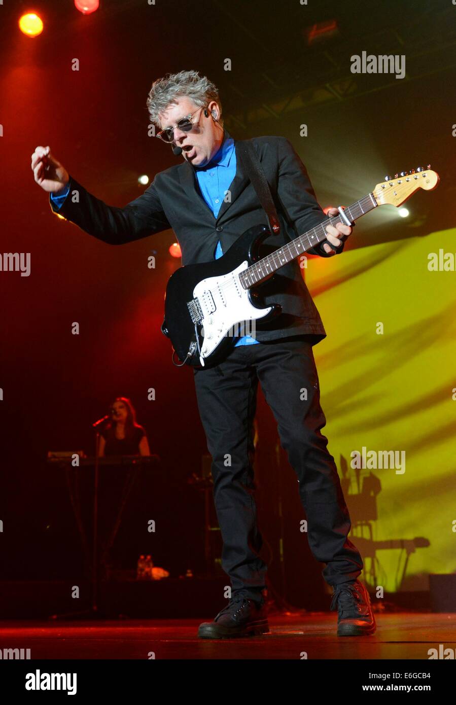 New York, NY, USA. 21. August 2014. Tom Bailey von der Thompson Twins für Retro-Futura Tour Kick Off Konzert, Best Buy Theater, New York, NY 21. August 2014 auf der Bühne. Bildnachweis: Derek Sturm/Everett Collection/Alamy Live-Nachrichten Stockfoto