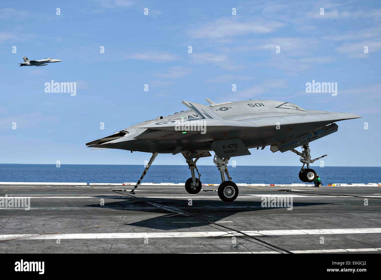 Die US Navy X-47 b autonomen stealth unbemannten eine verhaftete Landung auf dem Flugdeck des Flugzeugträgers USS Theodore Roosevelt während Tests demonstriert die Fähigkeit führt, sicher und nahtlos mit bemannten Luftfahrzeugen 17. August 2014 in den Atlantischen Ozean zu betreiben. Stockfoto