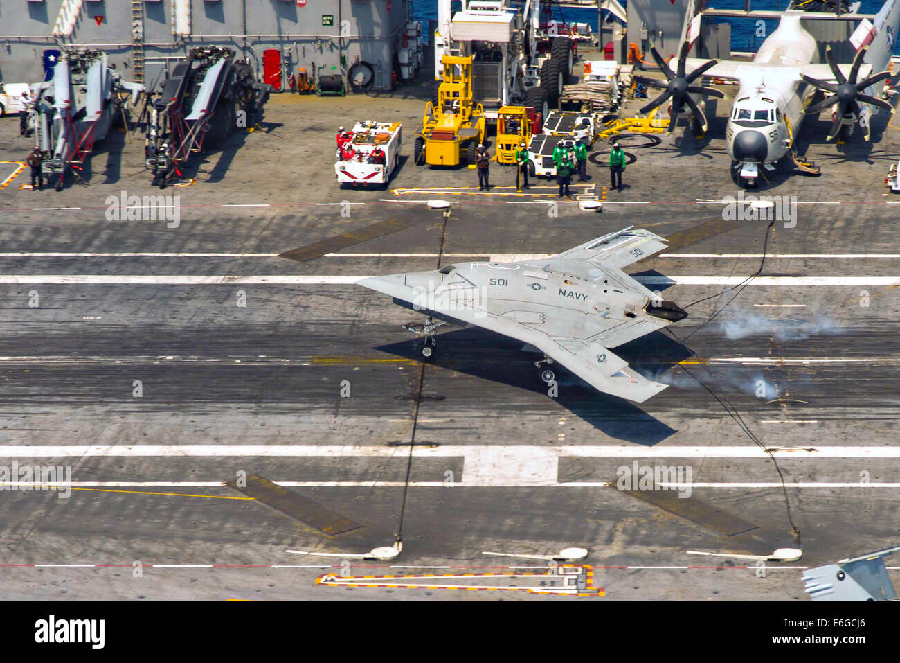Die US Navy X-47 b autonomen stealth unbemannten eine verhaftete Landung auf dem Flugdeck des Flugzeugträgers USS Theodore Roosevelt während Tests demonstriert die Fähigkeit führt, sicher und nahtlos mit bemannten Luftfahrzeugen 17. August 2014 in den Atlantischen Ozean zu betreiben. Stockfoto